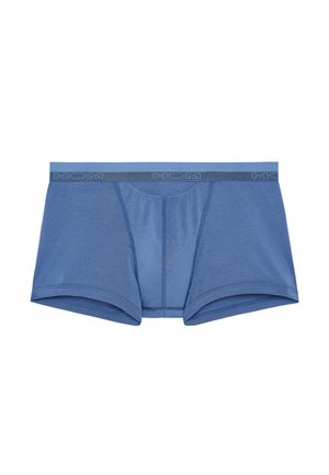 Blå boxershorts lavet af blødt stof med en tætsiddende design, der har en elastisk talje med mærke og en glat, sømløs finish.