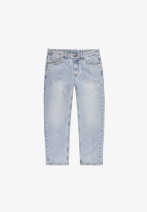 Jasnoniebieskie dżinsy z denimu o prostym kroju, z pięcioma kieszeniami, szlufkami na pasek i wyblakłą fakturą. Tkanina jest miękka i lekko zużyta.