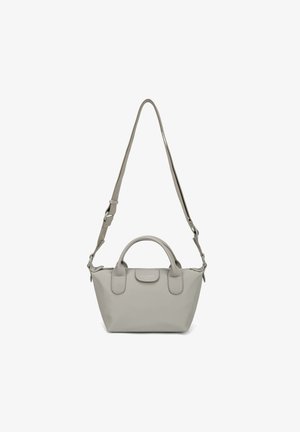 Kleine hellgraue Handtasche mit zwei kurzen Griffen und einem verstellbaren langen Schulterriemen, dargestellt vor weißem Hintergrund.
