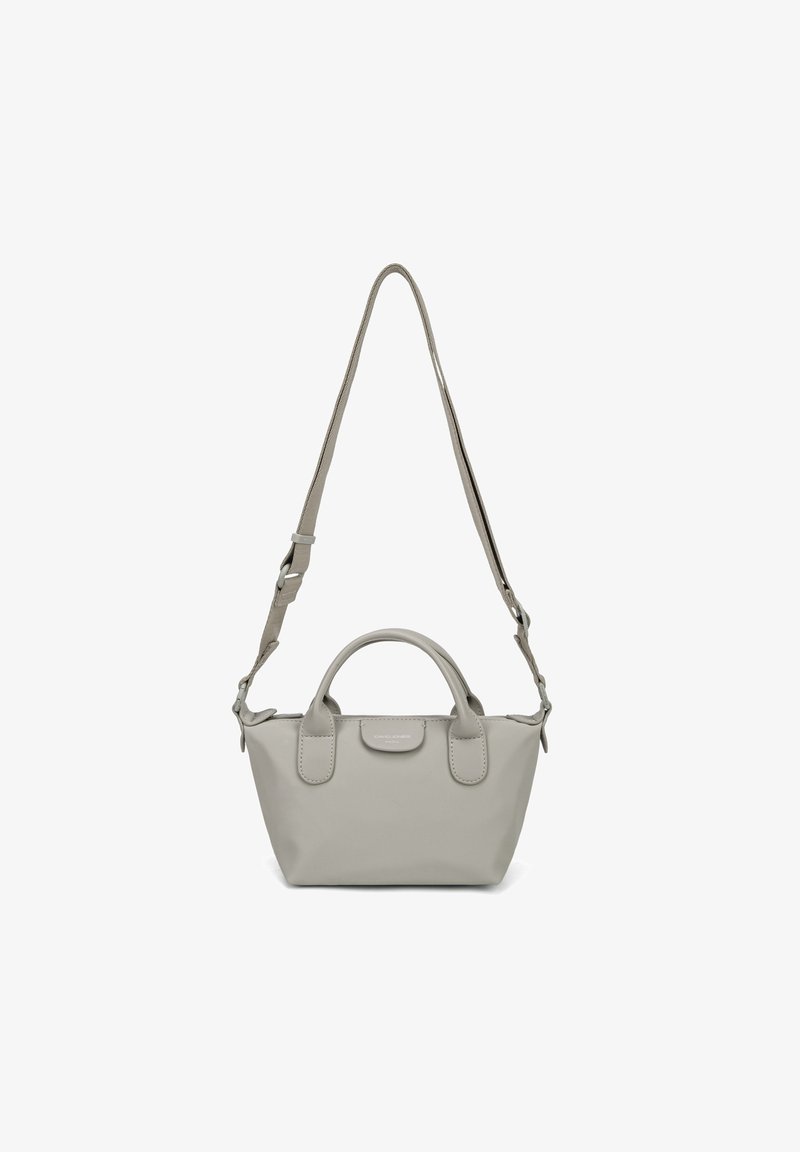 Petit sac à main gris clair avec deux petites poignées et une bandoulière longue réglable, présenté sur un fond blanc.