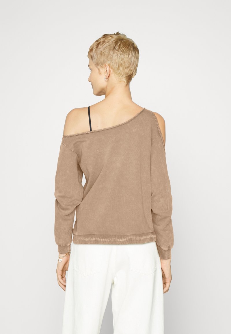 Brauner, schulterfreier Pullover aus weichem Stoff, mit langen Ärmeln und lockerer Passform, verziert mit gerippten Bündchen und Saum.