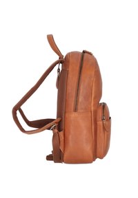 Mochila de cuero marrón con un diseño elegante y redondeado, que cuenta con correas ajustables, un compartimento principal con cremallera y un bolsillo lateral.