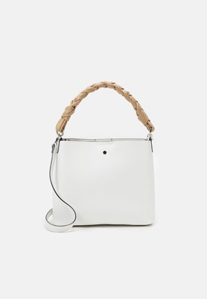 Hvid håndtaske med et beige fletet håndtag og en ekstra lang hvid rem mod en ensfarvet baggrund.