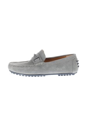 Graue Wildleder-Loafer mit flachem Design, dekorativem Schnallenverschluss und Gummisohle mit runden Noppen für besseren Halt. Innen mit braunem Leder ausgekleidet.