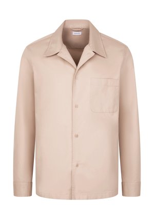 Beige overhemd met lange mouwen, knoopsluiting, een kraag en een borstzak, effen ontwerp, getoond op een witte achtergrond.