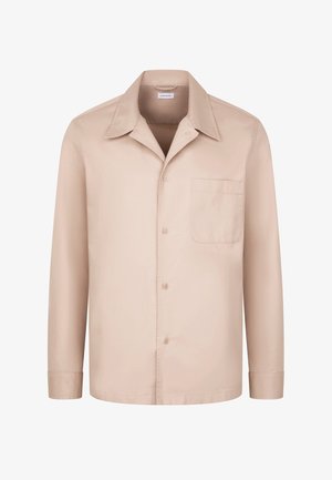 Beige overhemd met lange mouwen, knoopsluiting, een kraag en een borstzak, effen ontwerp, getoond op een witte achtergrond.