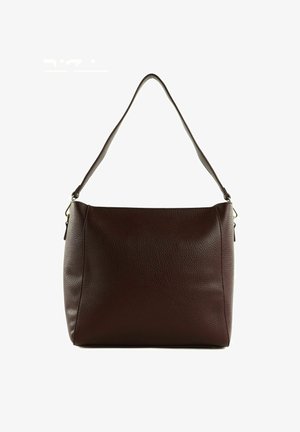 Bolso de hombro de cuero burdeos oscuro con una textura suave, forma rectangular suave, correa ajustable única y acentos de hardware mínimos.