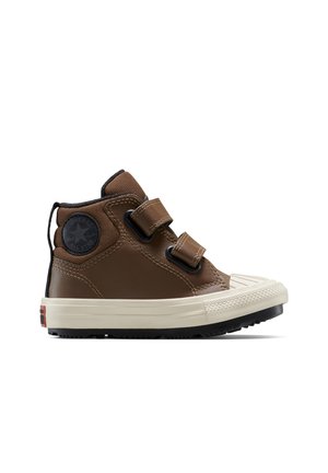Bottines en cuir marron avec deux brides Velcro noires, embout en caoutchouc, semelle texturée et un patch logo noir sur le côté.