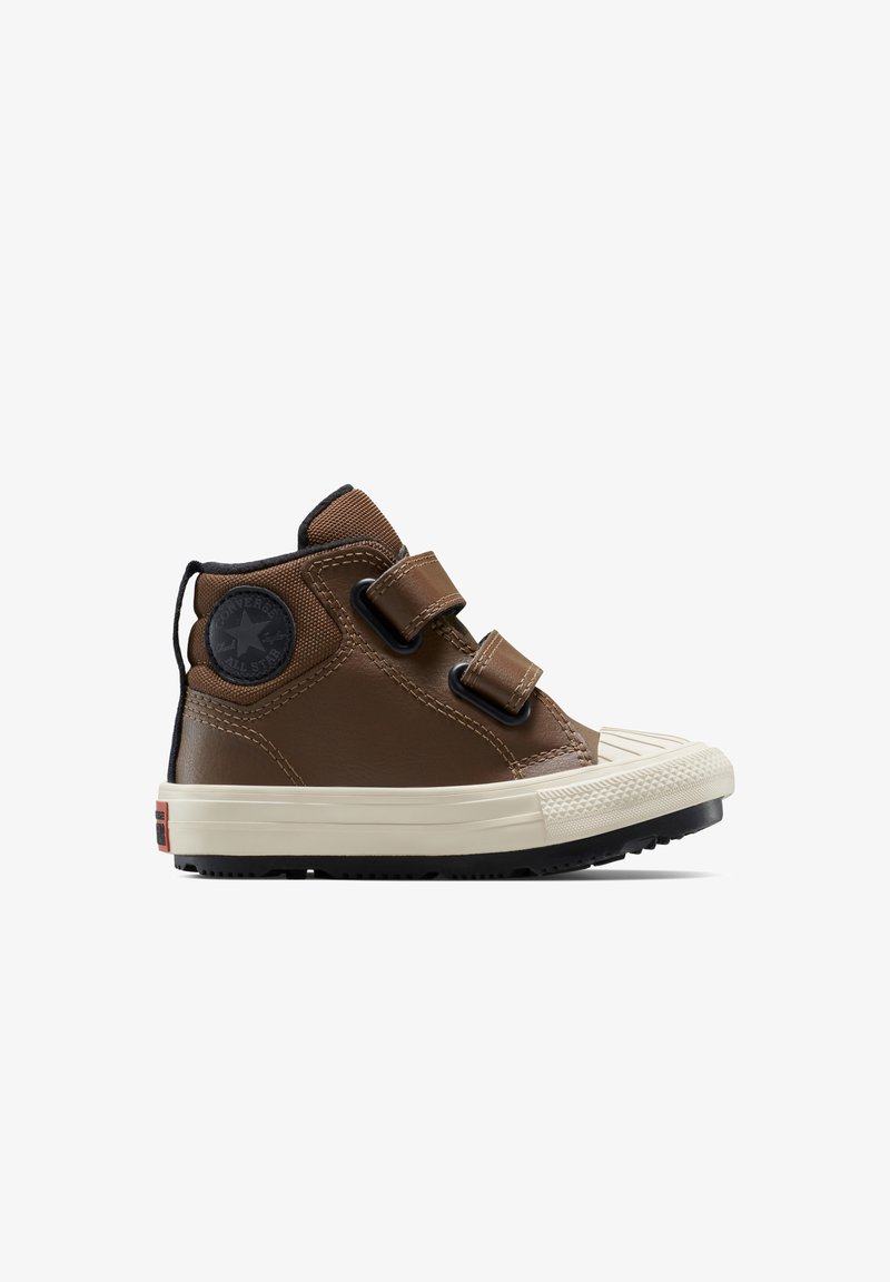 Bruine hoge sneakers van leer met twee zwarte klittenbandsluitingen, rubberen neuskap, gestructureerde zool en een zwart logopatch aan de zijkant.