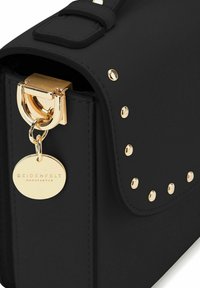 Borsa a tracolla in pelle nera con hardware dorato. Presenta una chiusura a scatto, un'etichetta charm e borchie decorative dorate sui lati.