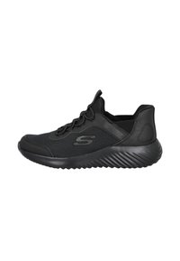 Zapatillas deportivas negras con parte superior de malla texturizada, punta redondeada y suela flexible y estriada. Presentan cierre con cordones y detalle del logo.