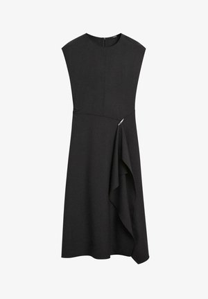 Robe noire avec un col rond, sans manches et une jupe drapée asymétrique agrémentée d'un accent décoratif en argent.