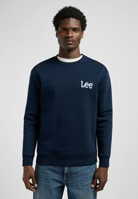 Marineblauwe sweatshirt gemaakt van een katoenmix met een ronde hals, kenmerkend door een wit geborduurd "Lee" logo op de borst.