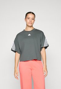 Γκρι κοντομάνικο μπλουζάκι με oversized μανίκια, που διαθέτει λευκό λογότυπο στο στήθος και τρεις λευκές ρίγες σε κάθε μανίκι.