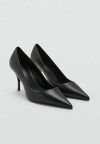 Scarpe nere con tacco alto e punta affusolata, realizzate in pelle liscia. Silhouette elegante con tacco sottile e stile minimalista.