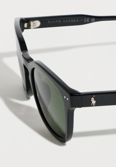 Μαύρα ορθογώνια γυαλιά ηλίου με σκοτεινούς πράσινους φακούς και μικρό ασημί λογότυπο Polo Ralph Lauren στο πλευρικό σκέλος.