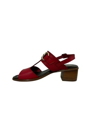 Sandalia roja de cuero con punta abierta y correa en el talón, con acentos de hardware dorado y un bajo tacón de madera. Textura suave y ajuste ajustable.