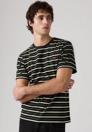 T-shirt às riscas em verde e creme com decote redondo, apresenta mangas curtas e um pequeno logótipo vermelho da Levi's no peito.