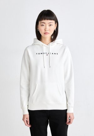 Felpa bianca con tasca a canguro frontale, cappuccio con cordino e logo stampato "TOMMY JEANS" in nero. Presenta polsini e orlo a coste.