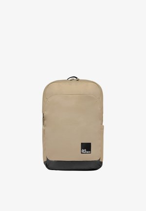 Zaino Jack Wolfskin beige e nero con tasca frontale con cerniera e manico superiore, mostrato su uno sfondo bianco uniforme.