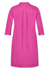 Vestido rosa brillante hasta la rodilla con mangas largas, un collar, pliegue en la espalda y un pequeño detalle de botón en la parte superior de la espalda.