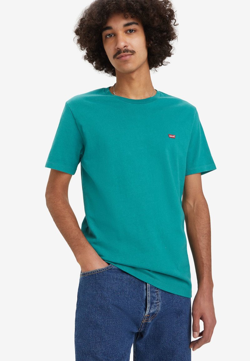 Türkises Baumwoll-T-Shirt mit kurzen Ärmeln und rundem Ausschnitt, auf der linken oberen Brust mit einem kleinen roten Levi’s-Logo.