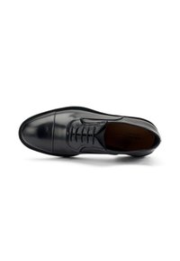 Scarpa da uomo in pelle nera con finitura liscia, punta tondeggiante e design con lacci. Presenta cuciture sottili e una suola leggermente rialzata.