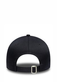 Schwarze Baseballmütze mit gebogenem Schirm, Stofftextur und verstellbarem Riemen hinten mit einer metallischen Verschlussdetails.