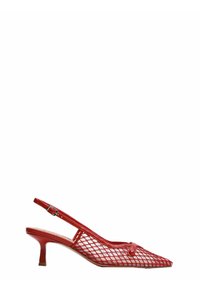 Scarpa slingback rossa con punta affusolata, caratterizzata da un design in rete e dettagli in pelle lucida. Tacco sottile e cinturino regolabile.