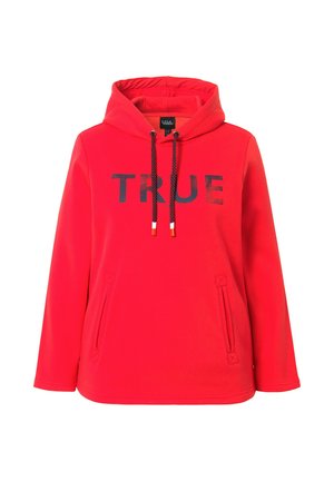 Sudadera roja con un gran estampado negro de "TRUE" en el frontal. Cuenta con capucha con cordones y dos bolsillos laterales. Textura suave y diseño casual.