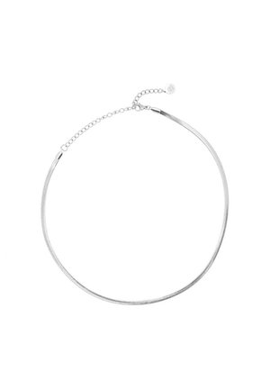 Sudraba elastīga čūskas ķēdes kaklarota ar regulējamu aizdari un mazu apaļu piekariņu uz baltas virsmas.