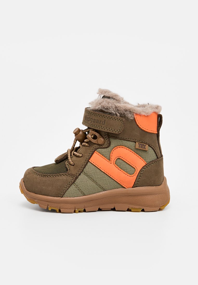 Braune und grüne Knöchelstiefel mit orangefarbenen Akzenten, strukturiertem Stoff, einem mit Fell gefütterten Kragen und Gummisohle. Mit Schnür- und Klettverschluss.