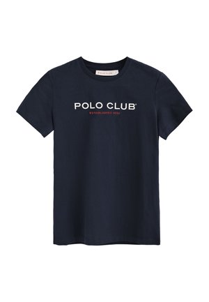 Camiseta de algodón azul marino con cuello redondo, que presenta "POLO CLUB" en letras blancas y rojas, y "ESTABLECIDO EN 2012" debajo. Mangas cortas.