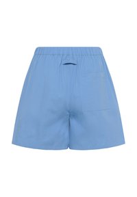 Shorts à taille élastique bleu clair avec poche arrière et petit détail en boucle au-dessus de la poche, présentés sur un fond blanc.