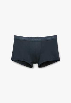 Ciemnoniebieskie bokserki męskie wykonane z gładkiego, elastycznego materiału z logo na pasku. Charakteryzują się dopasowanym krojem i brakiem widocznych wzorów.