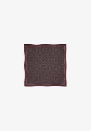 Kwadratowy jedwabny szalik z bordowym tłem, z geometrycznym niebiesko-zielonym wzorem, otoczony jednolitą bordową ramką.