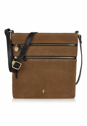 Brązowa zamszowa torba-crossbody z podwójnymi przednimi kieszeniami na zamek, czarnym skórzanym paskiem i złotymi akcentami. Teksturowana powierzchnia o eleganckim designie.
