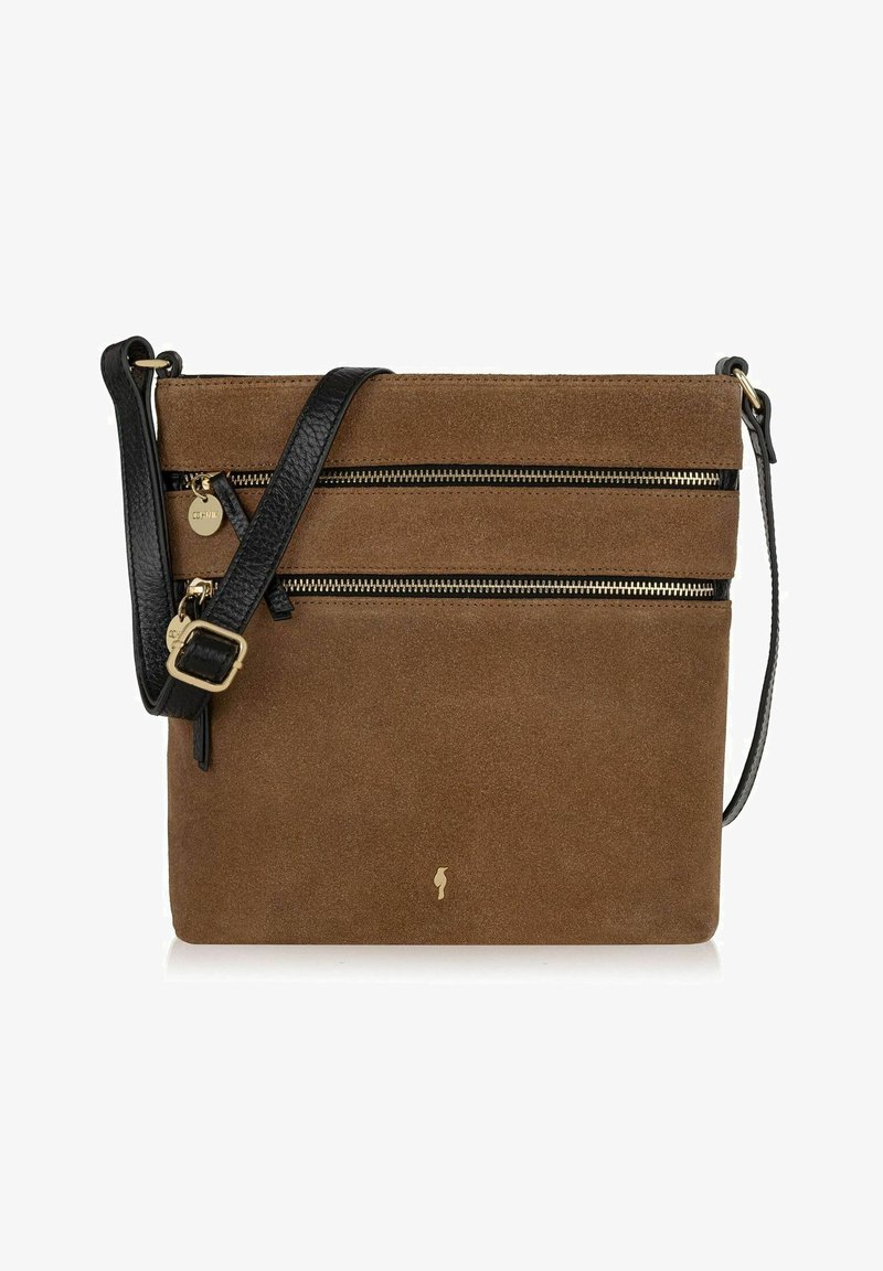 Brązowa zamszowa torba-crossbody z podwójnymi przednimi kieszeniami na zamek, czarnym skórzanym paskiem i złotymi akcentami. Teksturowana powierzchnia o eleganckim designie.