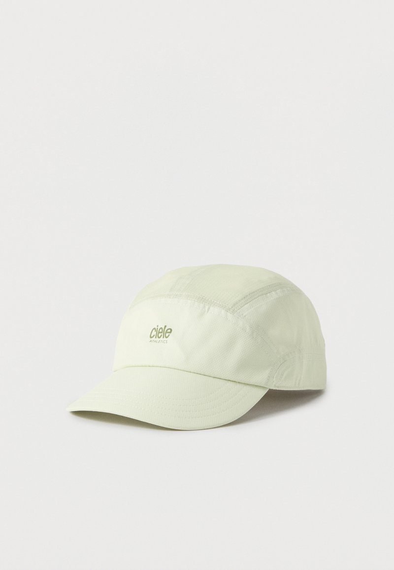 Ανοιχτό μπεζ καπέλο για τρέξιμο με καμπυλωτή γείσο και λογότυπο "ciele athletics" στο κέντρο μπροστά.