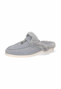 Pantofola in suede grigia con un morbido bordo in pelliccia grigia, design slip-on e suola in gomma chiara. Presenta un accento decorativo in argento.