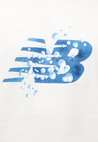 Modrý štýlový písmeno „B“ s ťahmi za ním a transparentnými kvapkami vody na bielom pozadí.