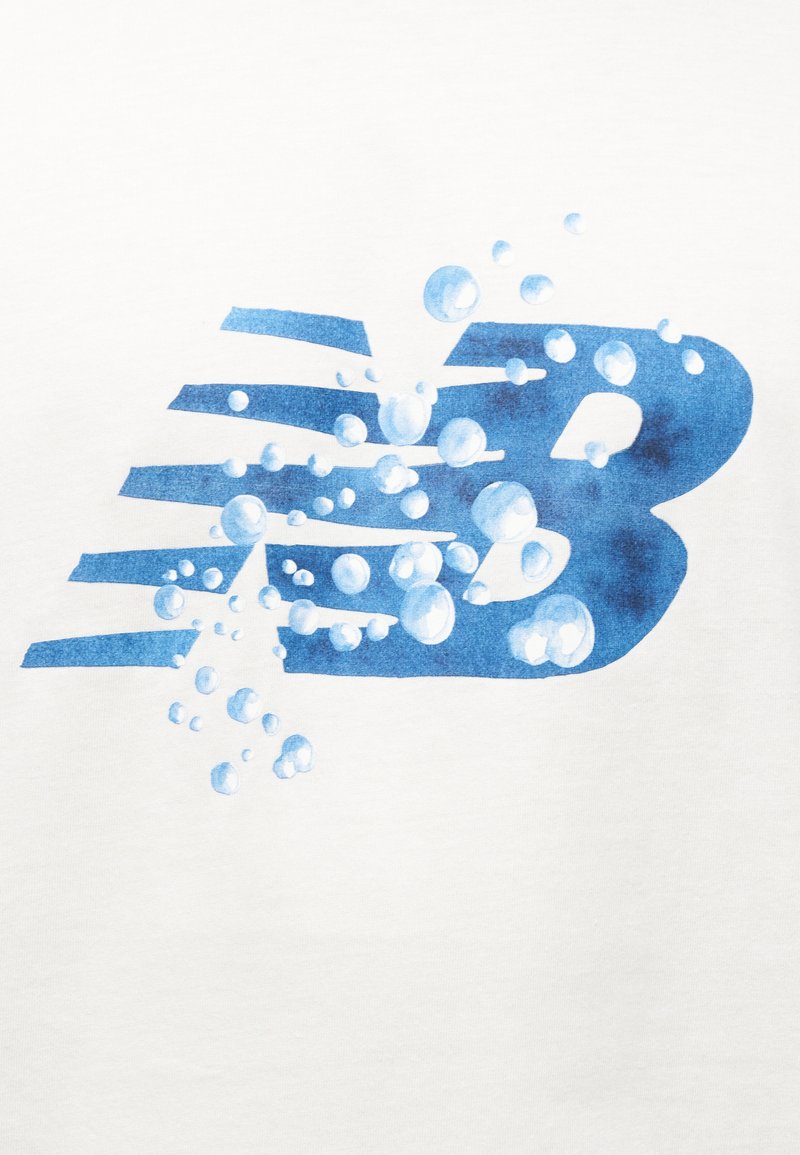 Lettre "B" stylisée en bleu avec des lignes en traînée et des gouttes d'eau transparentes sur un fond blanc.