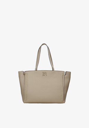 Borsa tote in pelle beige con dettagli laterali intrecciati, due manici a spalla e logo metallico "ER" centrato vicino alla parte superiore.