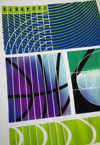 Grafika tekstylna z abstrakcyjnymi wzorami w odcieniach niebieskiego, zielonego i fioletowego, z zakrzywionymi liniami i geometrycznymi kształtami, w tym elementami boiska do koszykówki.