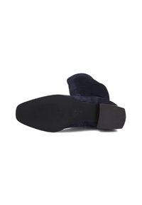 Marineblauwe suède enkellaars met een lichtpointige neus, gestapelde hak en een gestructureerde rubberen zool. Rits aan de binnenkant voor gemakkelijk aan- en uittrekken.