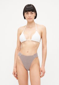 Biely trojuholníkový bikiny top s viazaním za krkom; vysoko pásové bikiny dno v hnedobielej kockovanej látke. Mäkka textúrovaná tkanina.