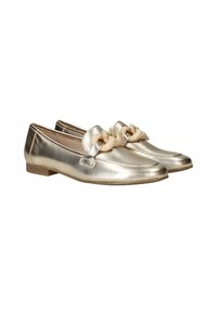 Metalen gouden loafers met een vlakke zool, voorzien van een knoopdetail aan de voorkant en een gladde leren textuur. Eenvoudig en low-profile ontwerp.