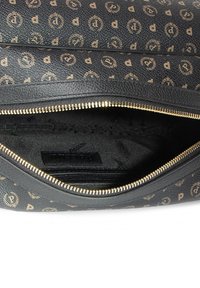 Borsa a tracolla sintetica nera con cerniera dorata, caratterizzata da un motivo di lettere e accenti di alloro. L'interno è foderato in tessuto nero.