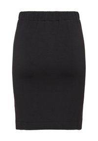 Fustă neagră din material elastic, cu o formă ajustată, talie elastică și textură netedă. Fără modele sau accente vizibile. Design simplu.