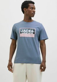 Grijze katoenen t-shirt met een grafische print van "JACK&JONES" in contrasterende kleuren, ronde hals en korte mouwen.